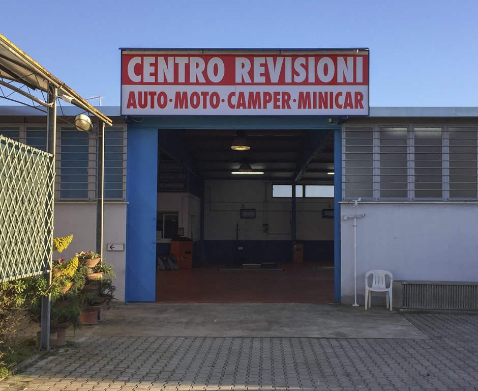 L'ingresso del centro revisioni ad Acilia